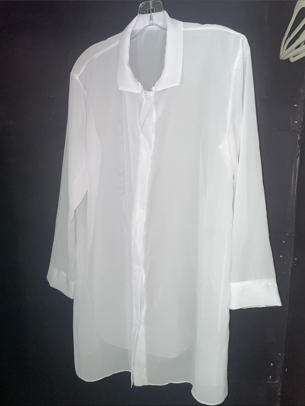 Women’s Classic White Long-Sleeve Sheet Button-Up Shirt